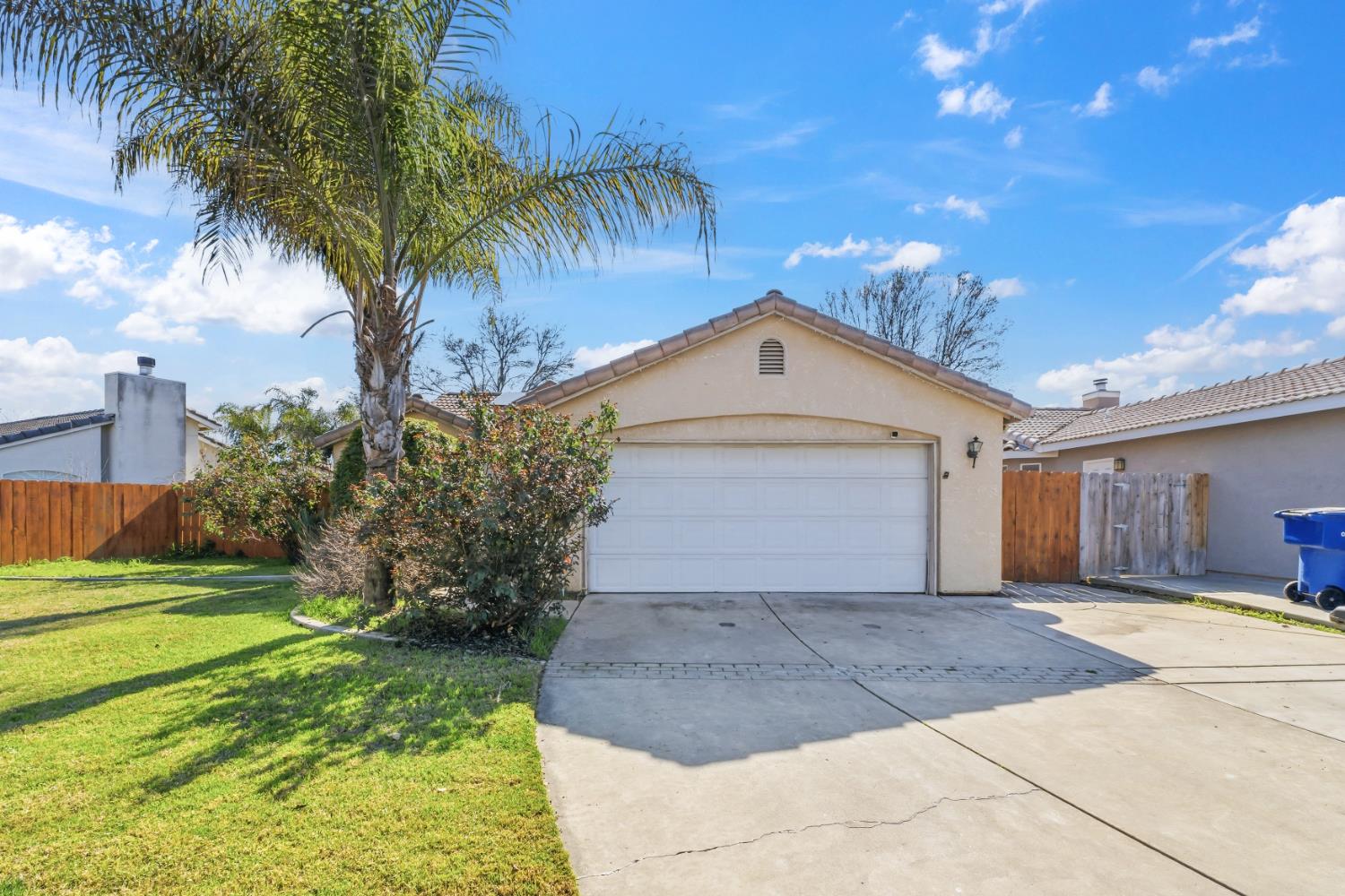 921 Don Medico Dr, Hanford, CA 93230