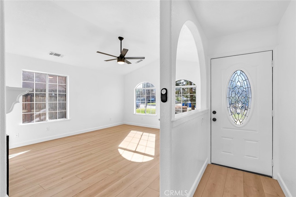 906 Don Medico Dr, Hanford, CA 93230