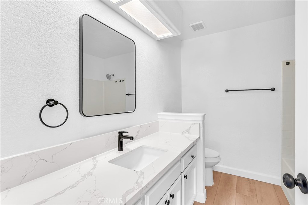 906 Don Medico Dr, Hanford, CA 93230