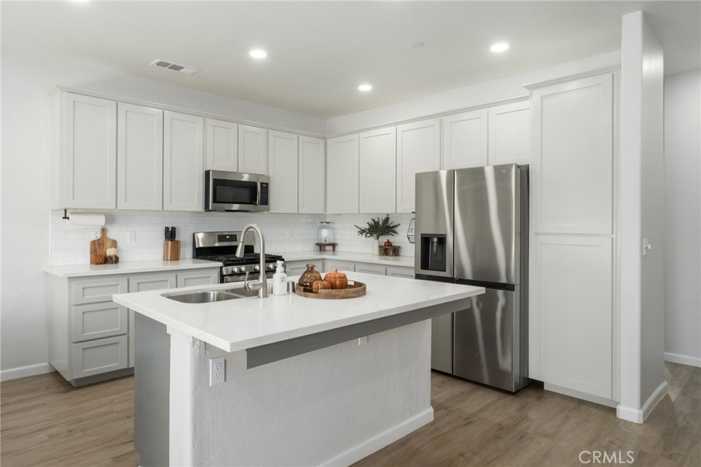 775 775 Kimball Ln, Hanford, CA 93230