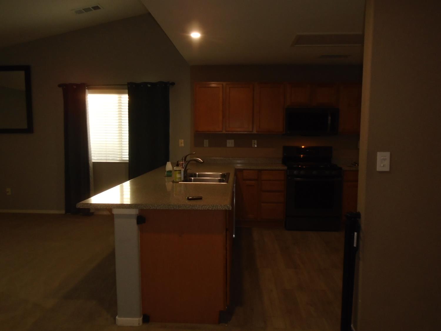 2141 W Hampton Dr, Hanford, CA 93230