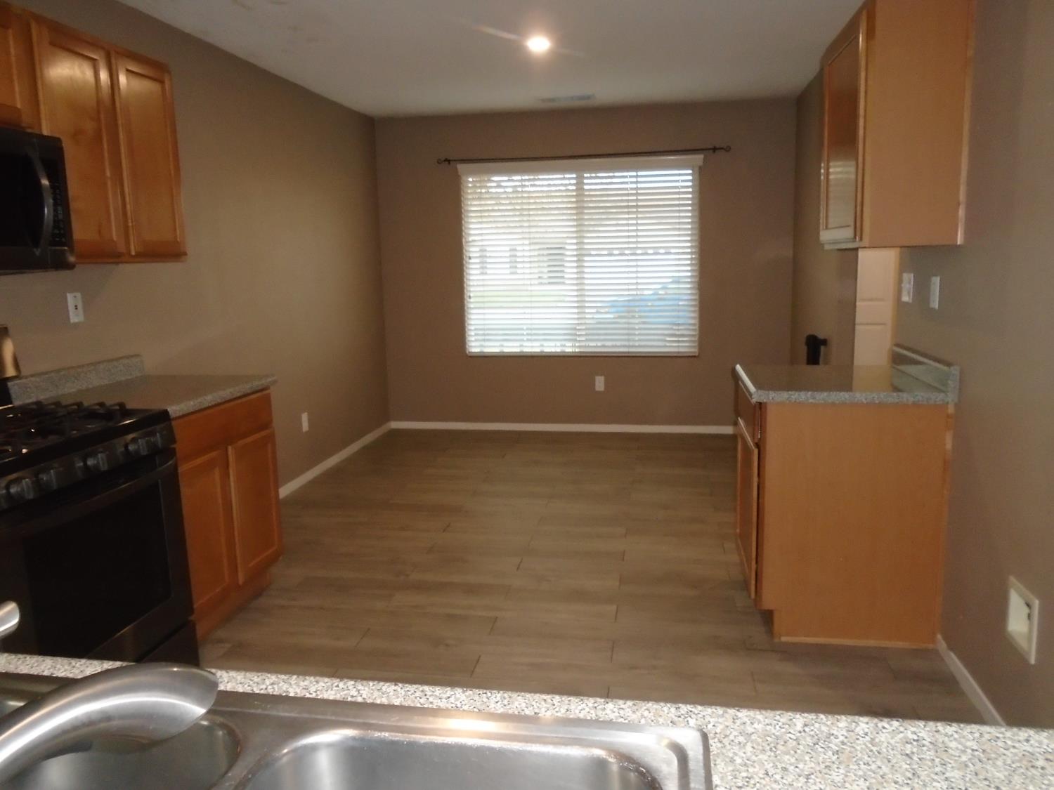 2141 W Hampton Dr, Hanford, CA 93230