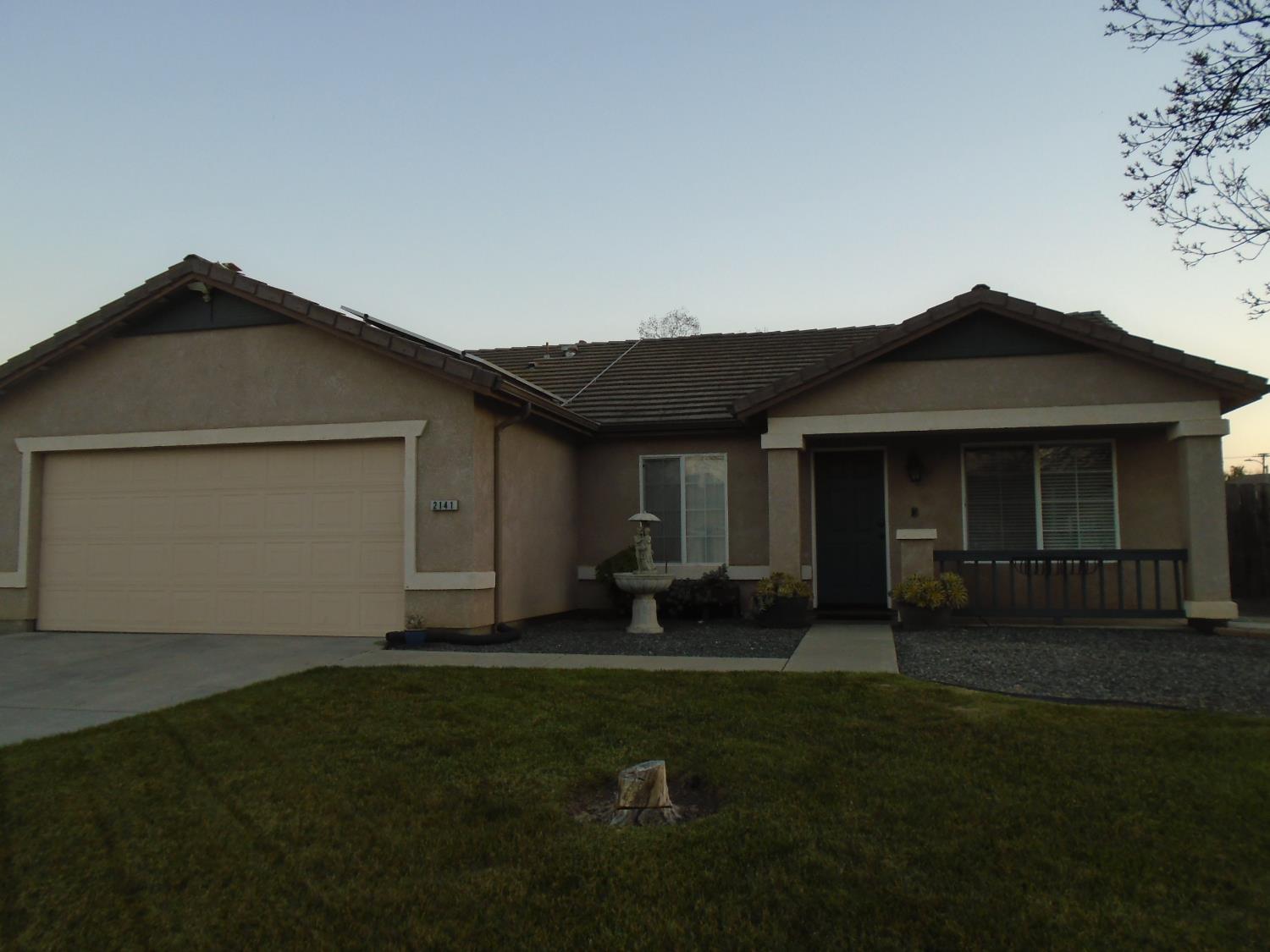 2141 W Hampton Dr, Hanford, CA 93230