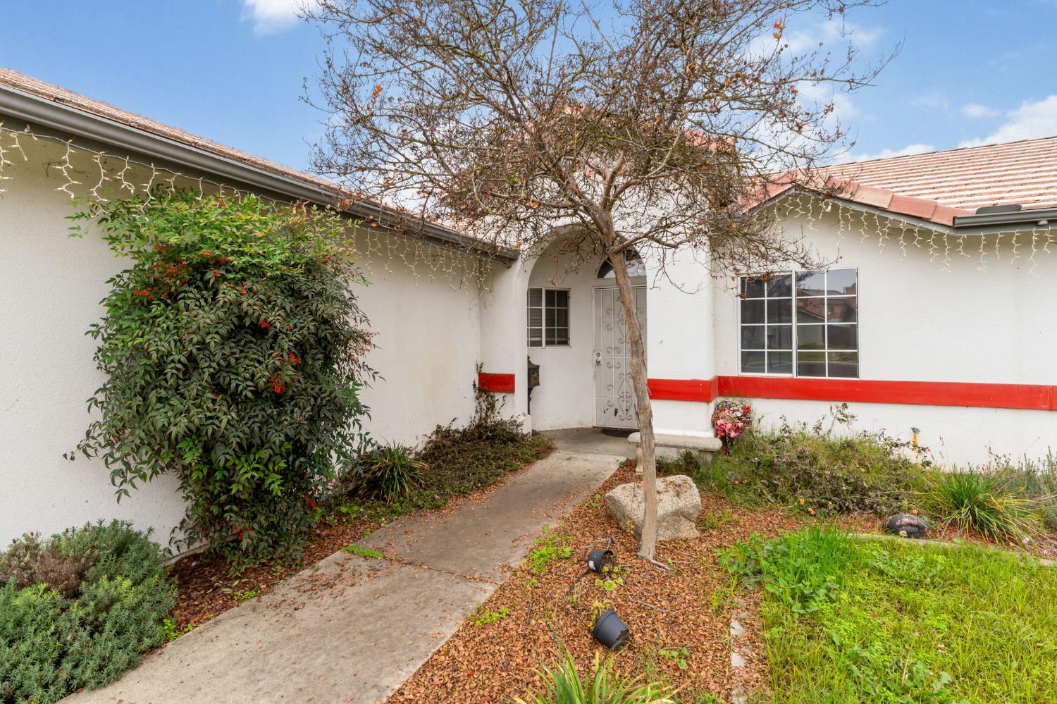 950 Cedarwood, Hanford, CA 93230