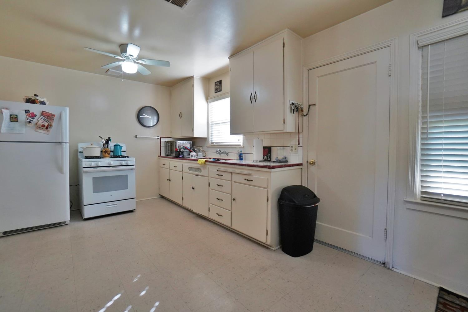 605 E Myrtle St, Hanford, CA 93230