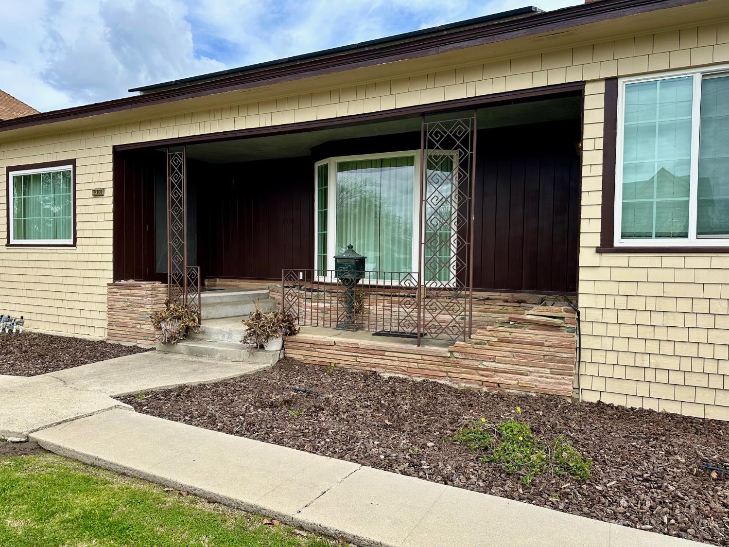 1301 N Douty St, Hanford, CA 93230