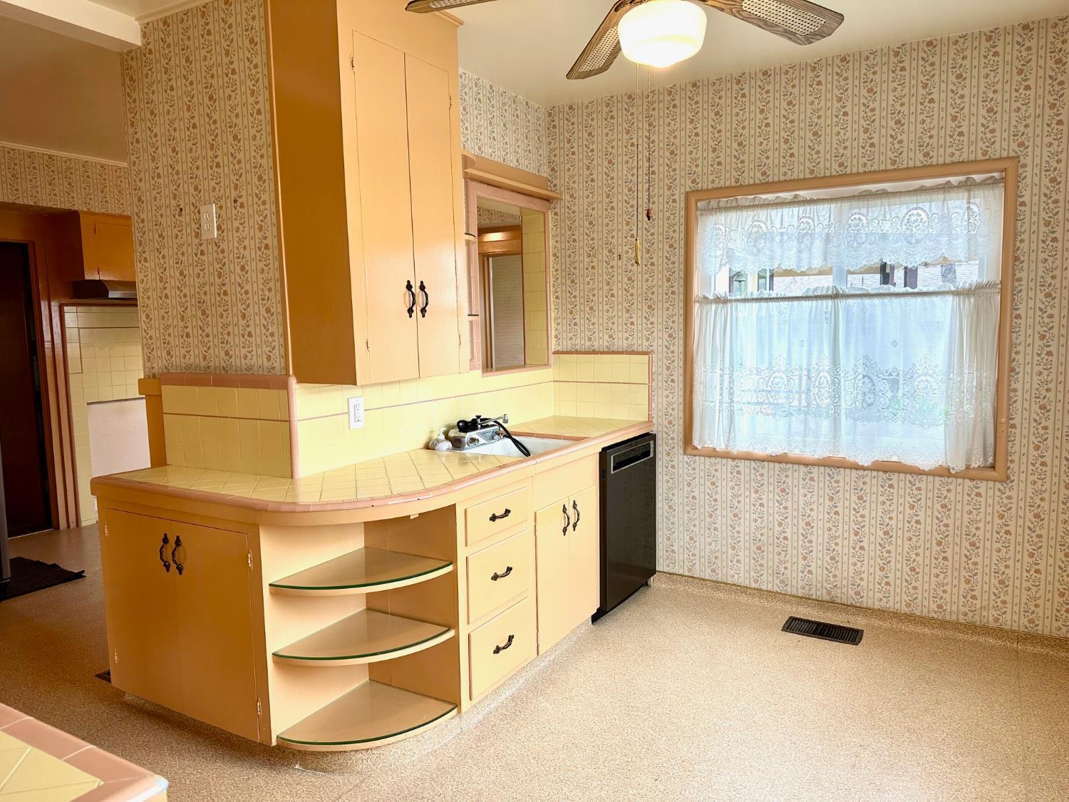 1301 N Douty St, Hanford, CA 93230