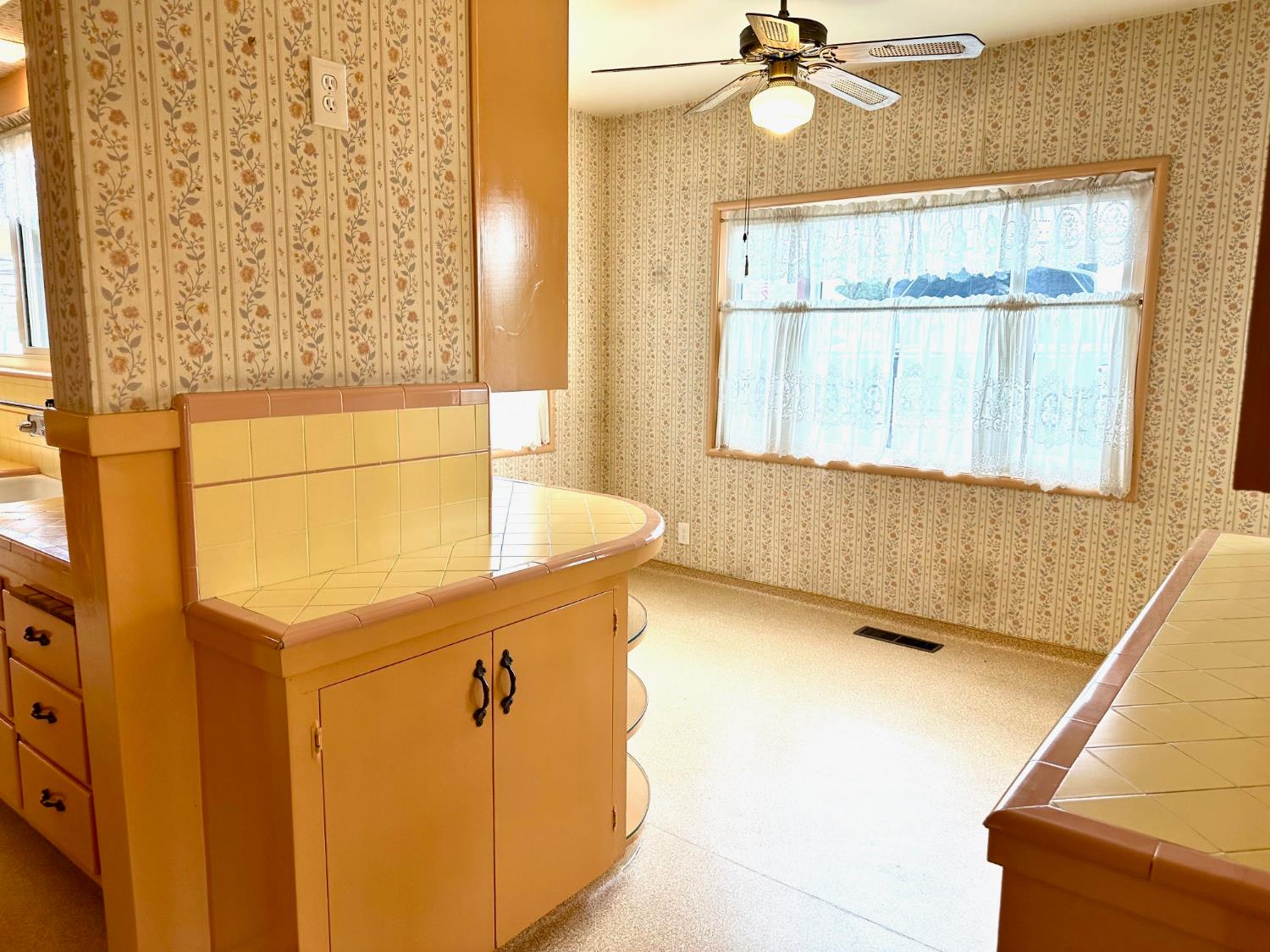 1301 N Douty St, Hanford, CA 93230