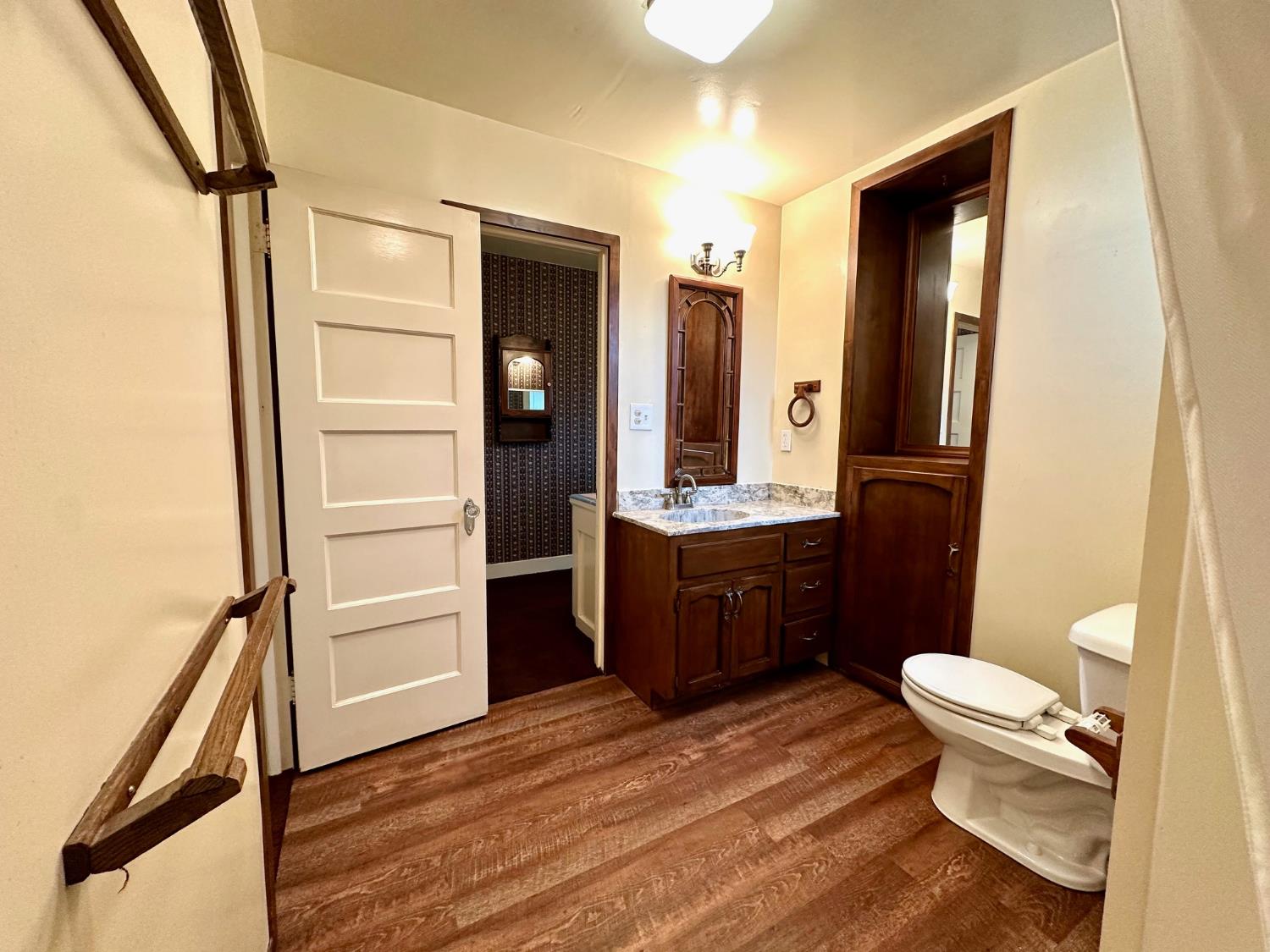 1301 N Douty St, Hanford, CA 93230