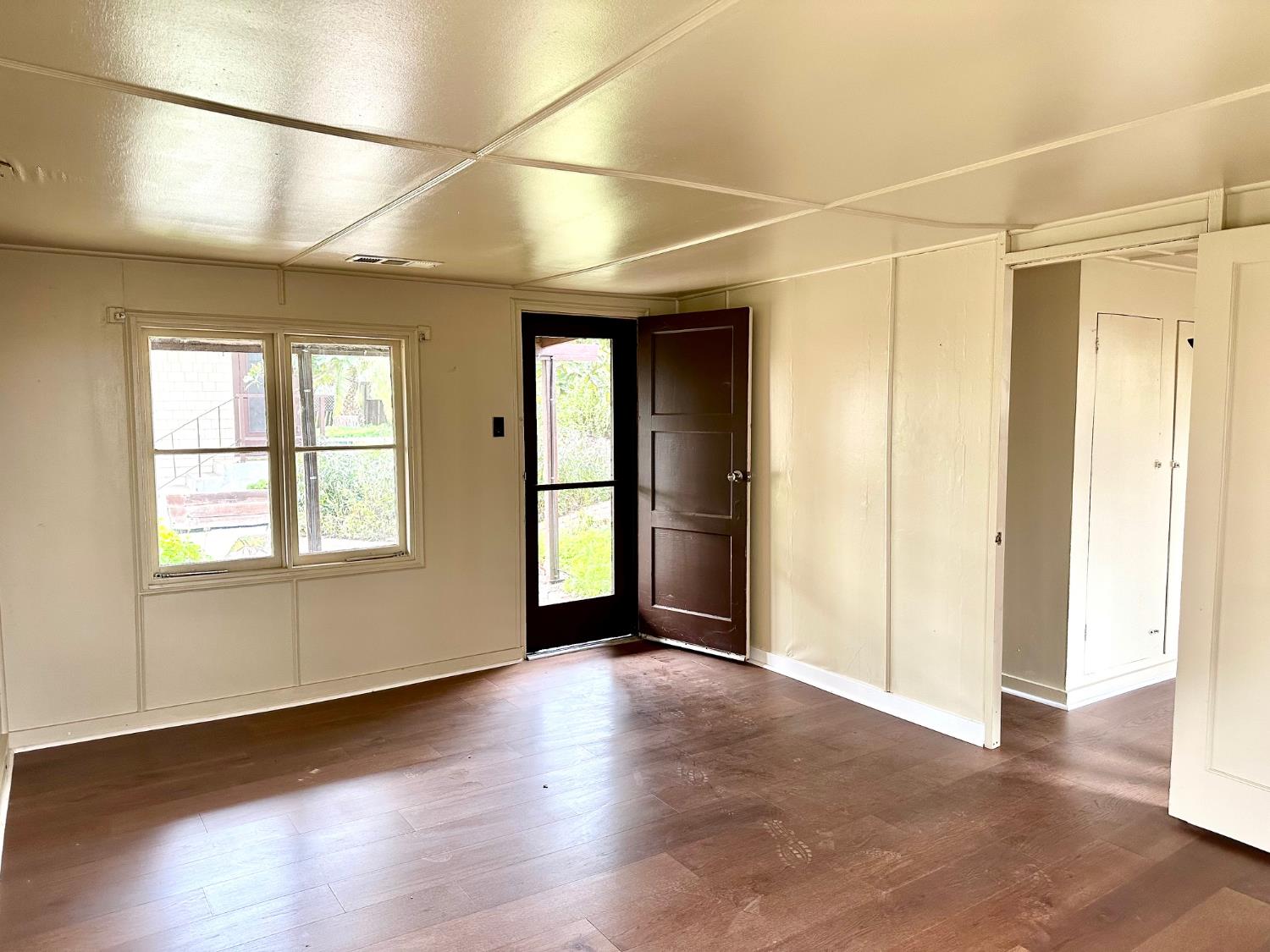 1301 N Douty St, Hanford, CA 93230