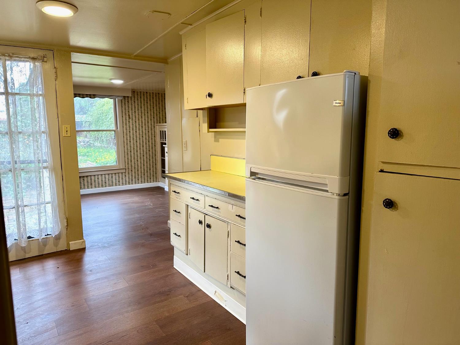 1301 N Douty St, Hanford, CA 93230