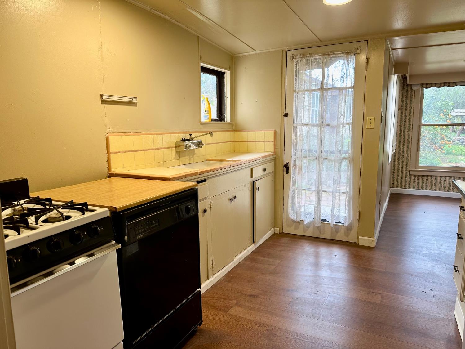 1301 N Douty St, Hanford, CA 93230