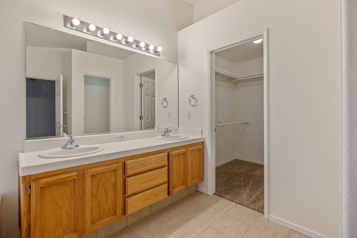 3232 N Zion Cir, Hanford, CA 93230