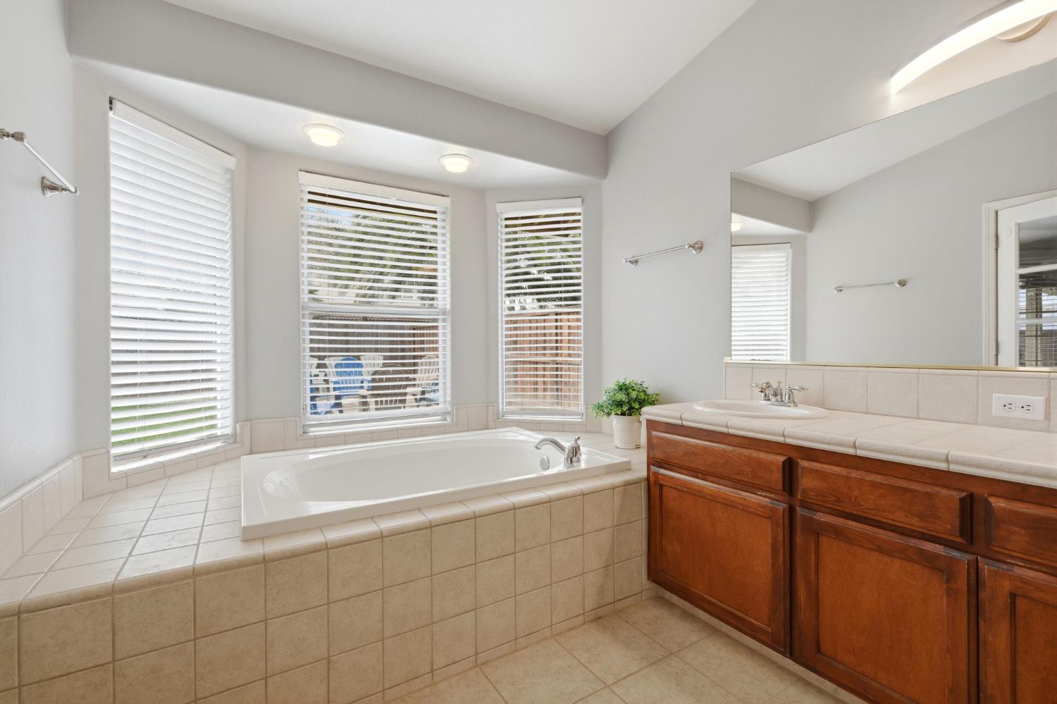 1155 W Julia Way, Hanford, CA 93230