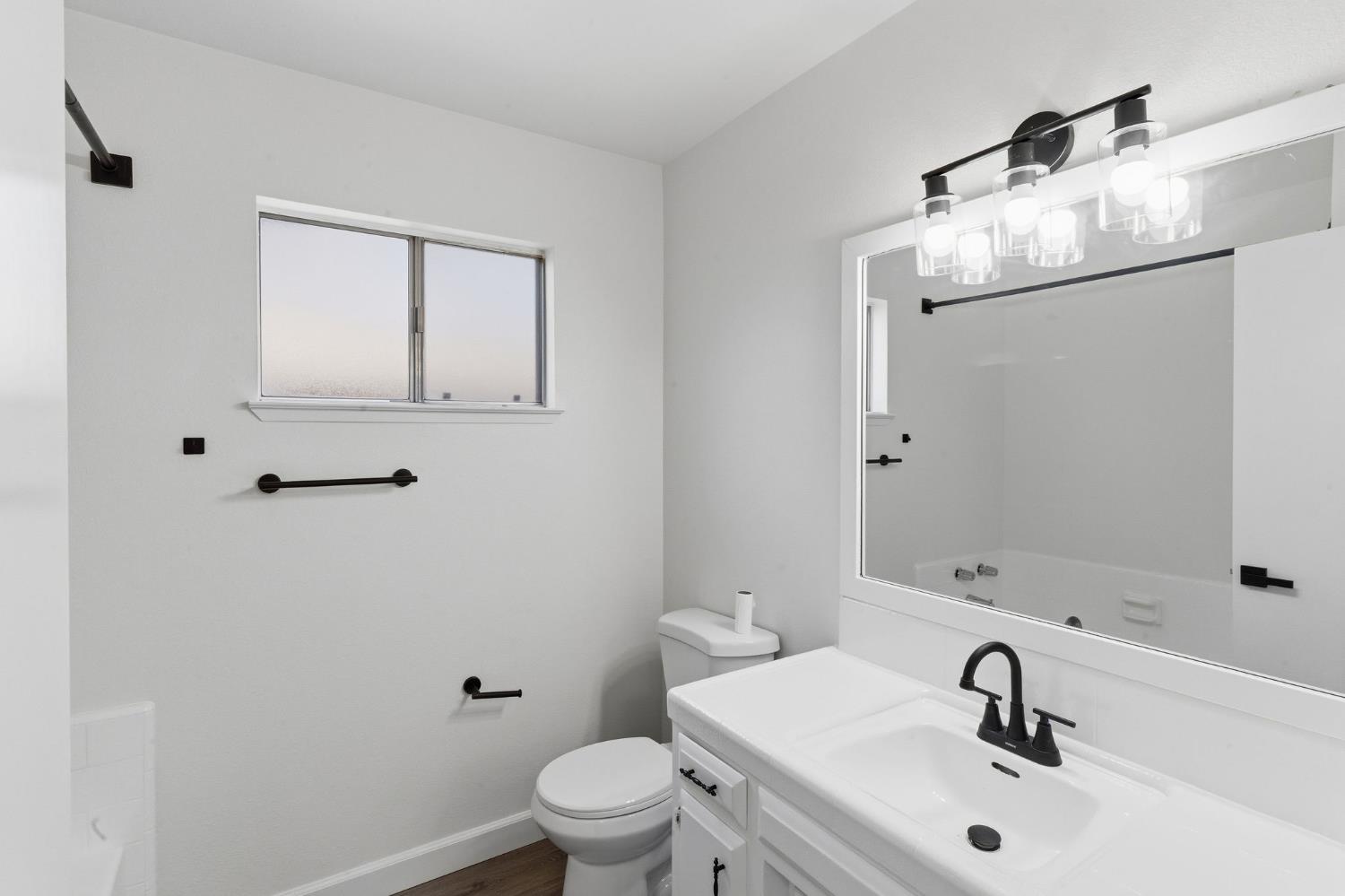2117 Beechwood Ct, Hanford, CA 93230