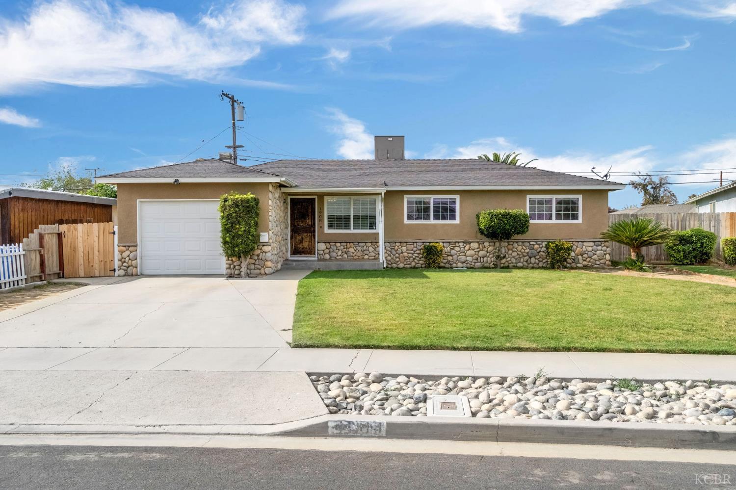 1908 N Waukena Way, Hanford, CA 93230