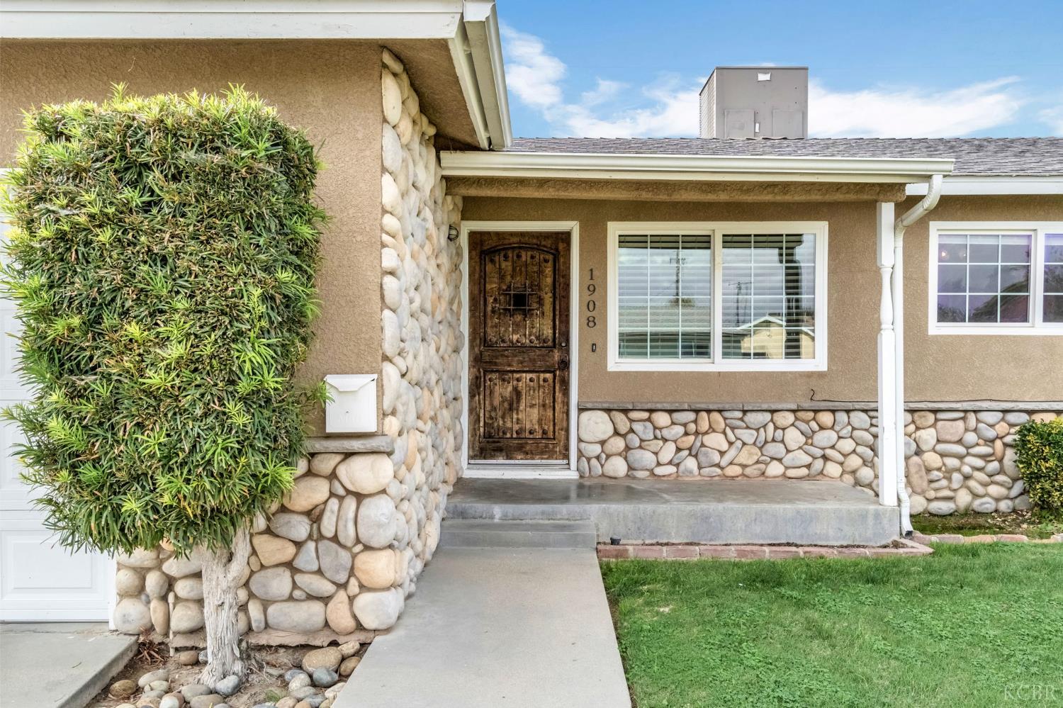 1908 N Waukena Way, Hanford, CA 93230