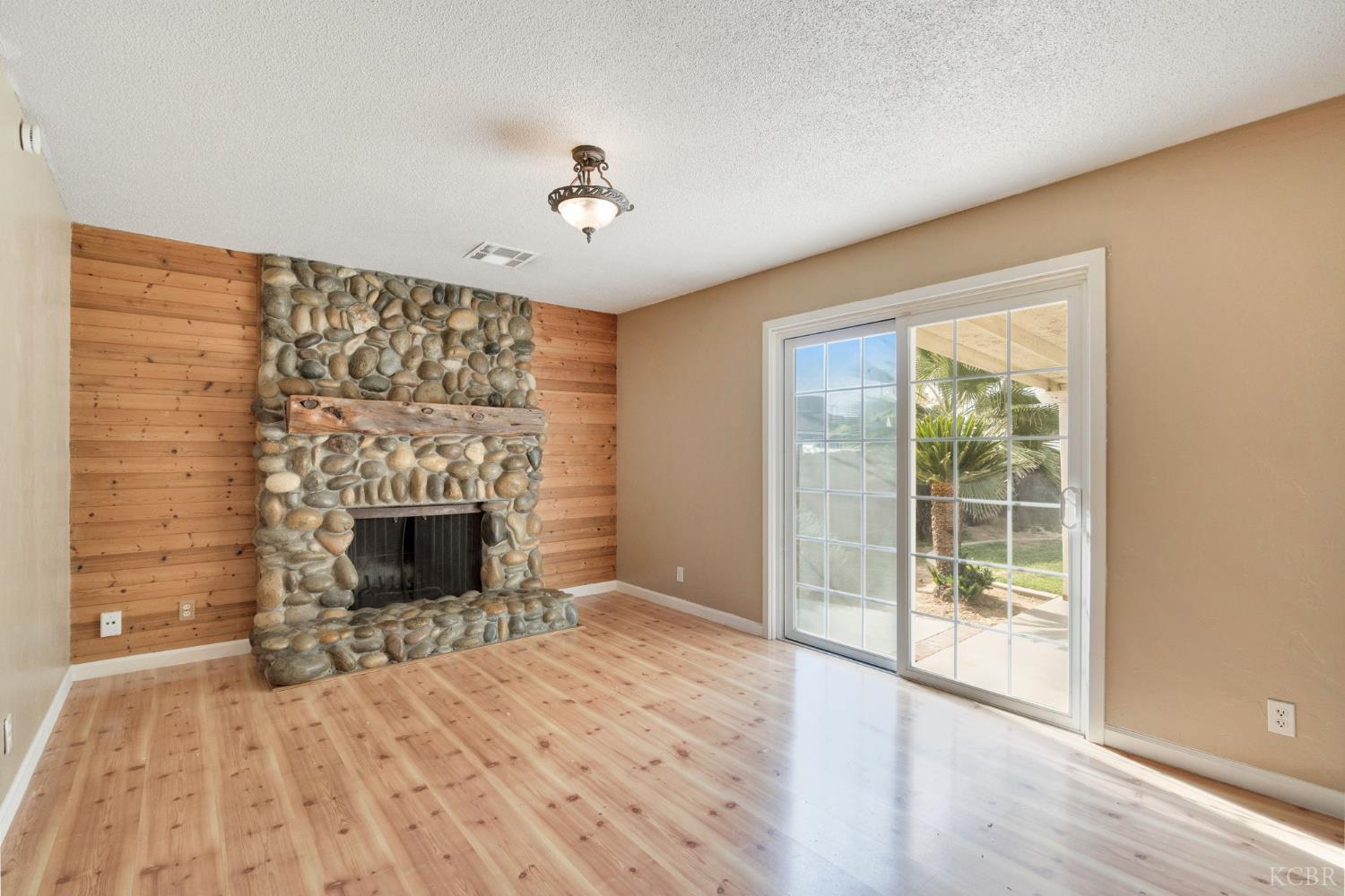 1908 N Waukena Way, Hanford, CA 93230