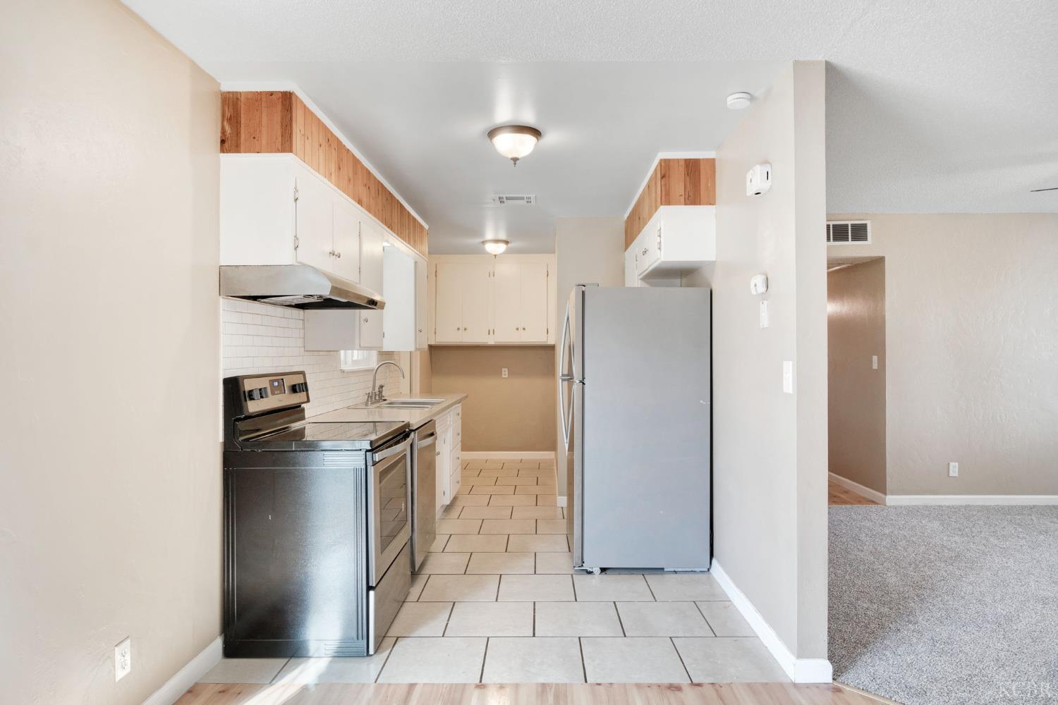 1908 N Waukena Way, Hanford, CA 93230