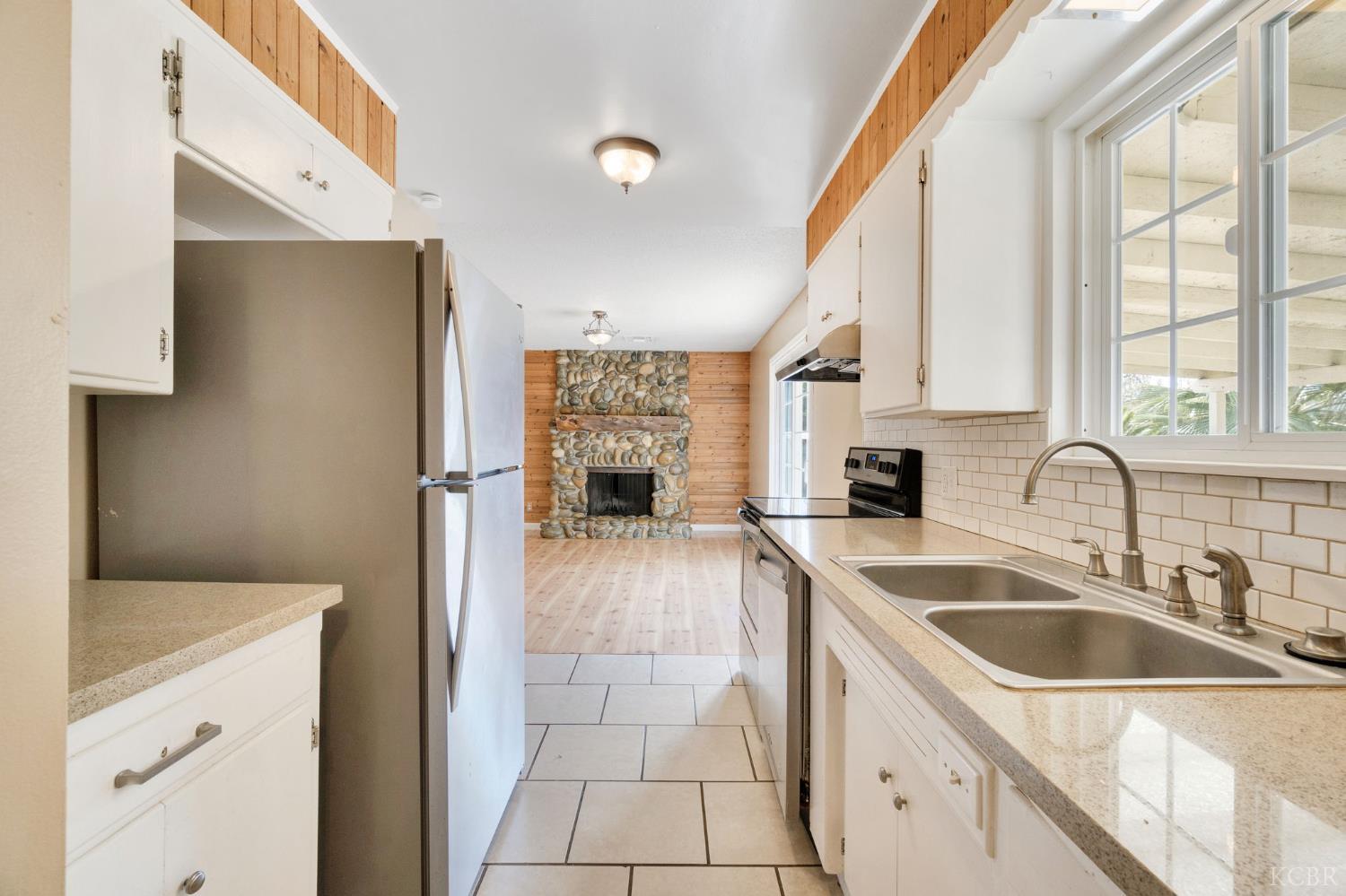 1908 N Waukena Way, Hanford, CA 93230