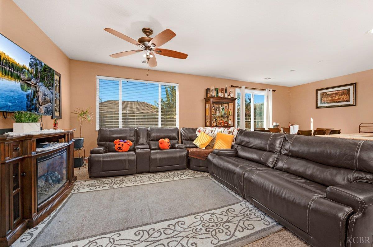 1379 W Ambassador Way, Hanford, CA 93230