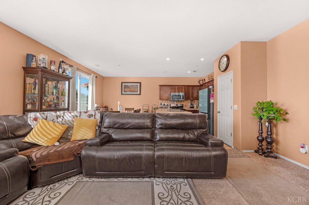 1379 W Ambassador Way, Hanford, CA 93230