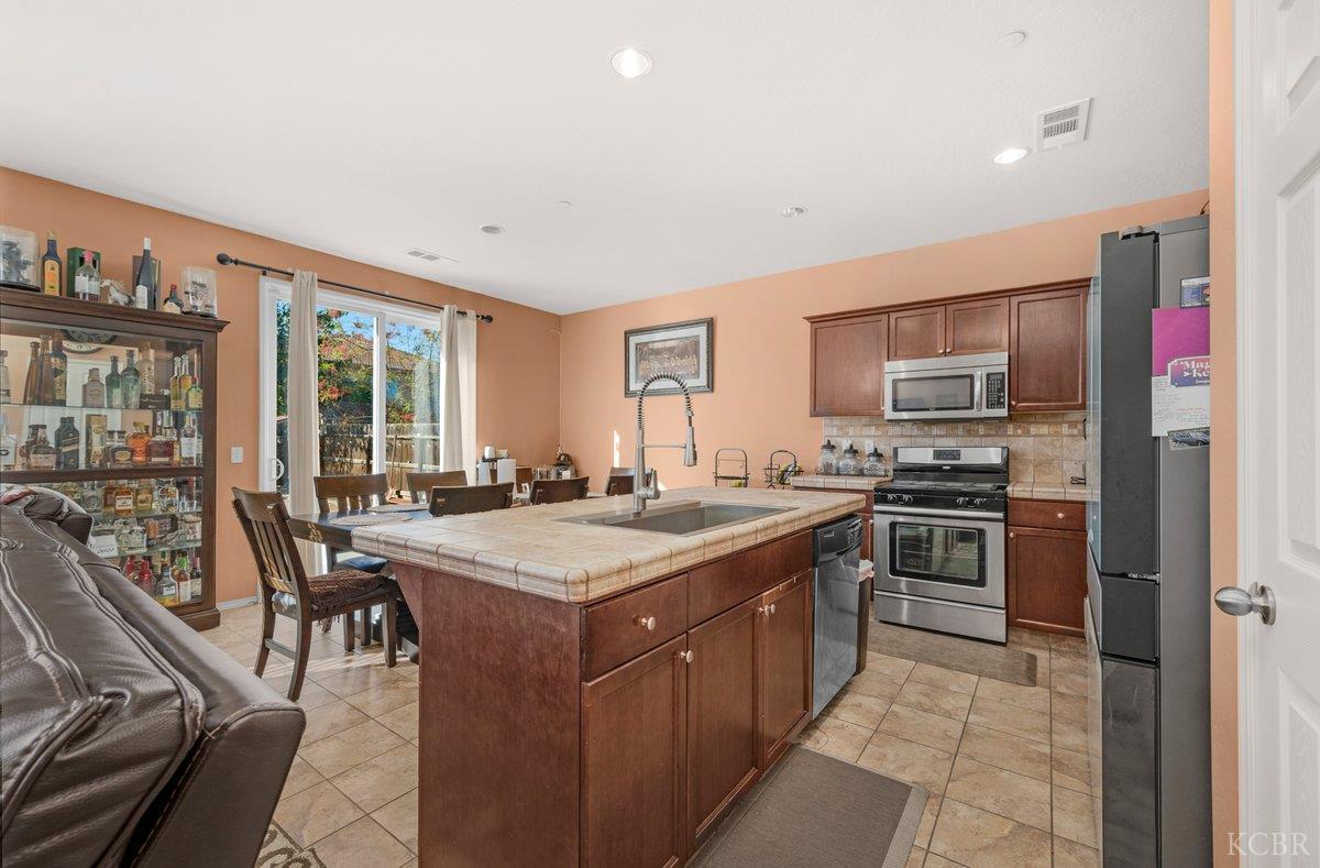 1379 W Ambassador Way, Hanford, CA 93230