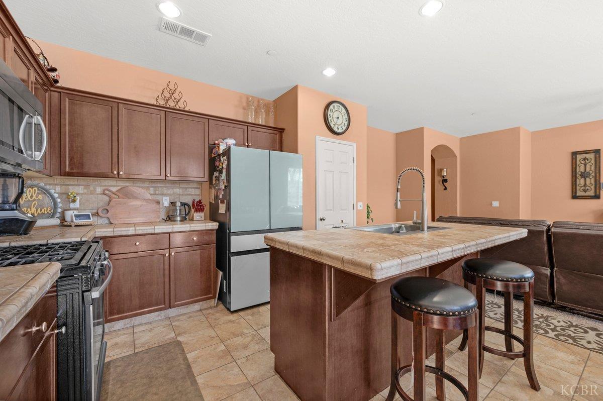 1379 W Ambassador Way, Hanford, CA 93230