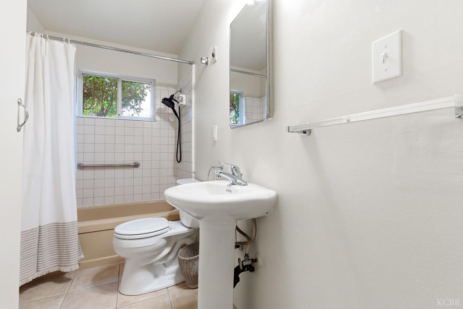 244 E Earl Way, Hanford, CA 93230