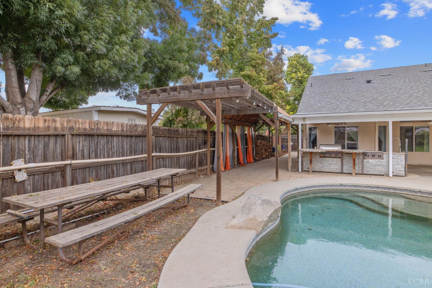 927 W Saffron St, Hanford, CA 93230