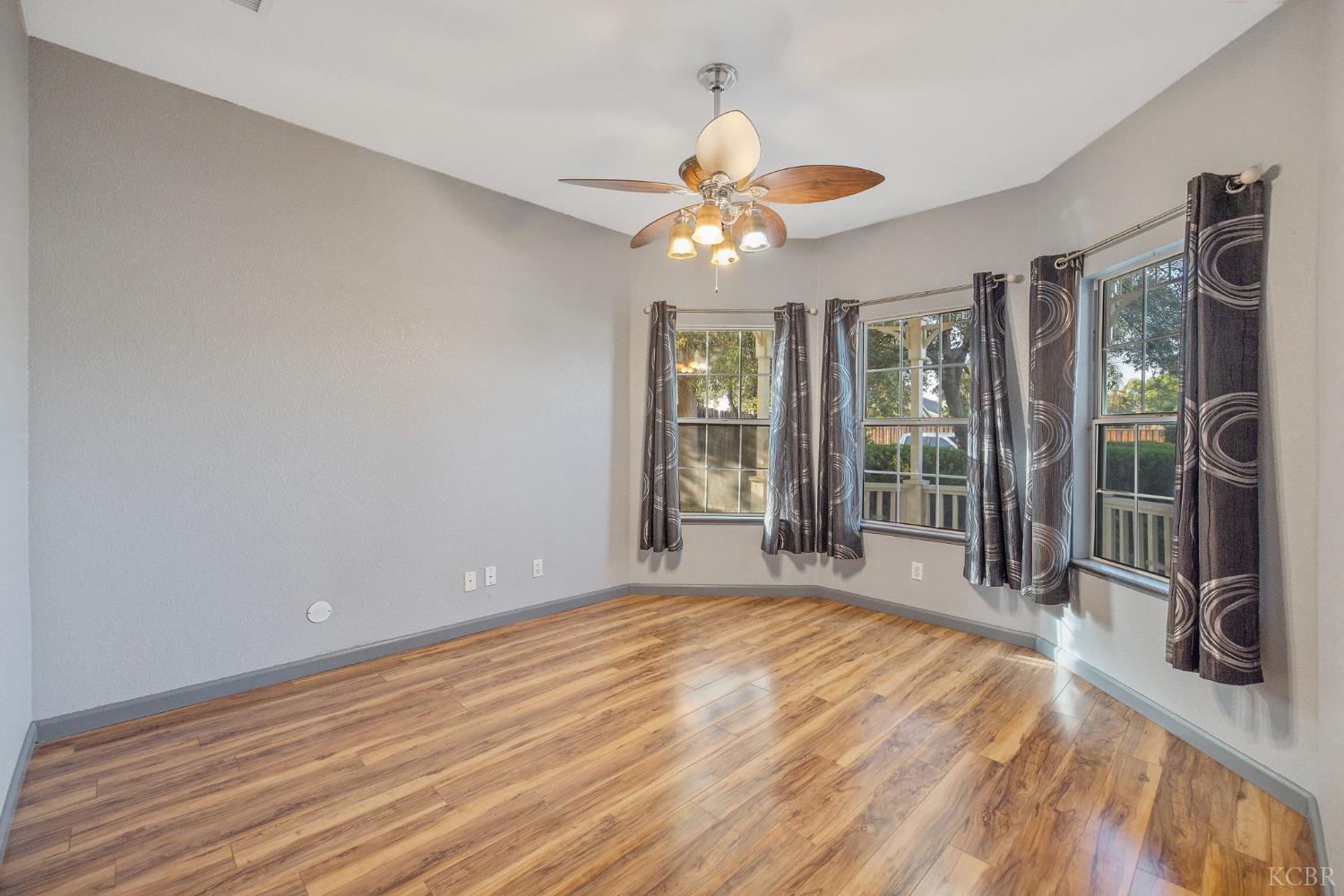 927 W Saffron St, Hanford, CA 93230