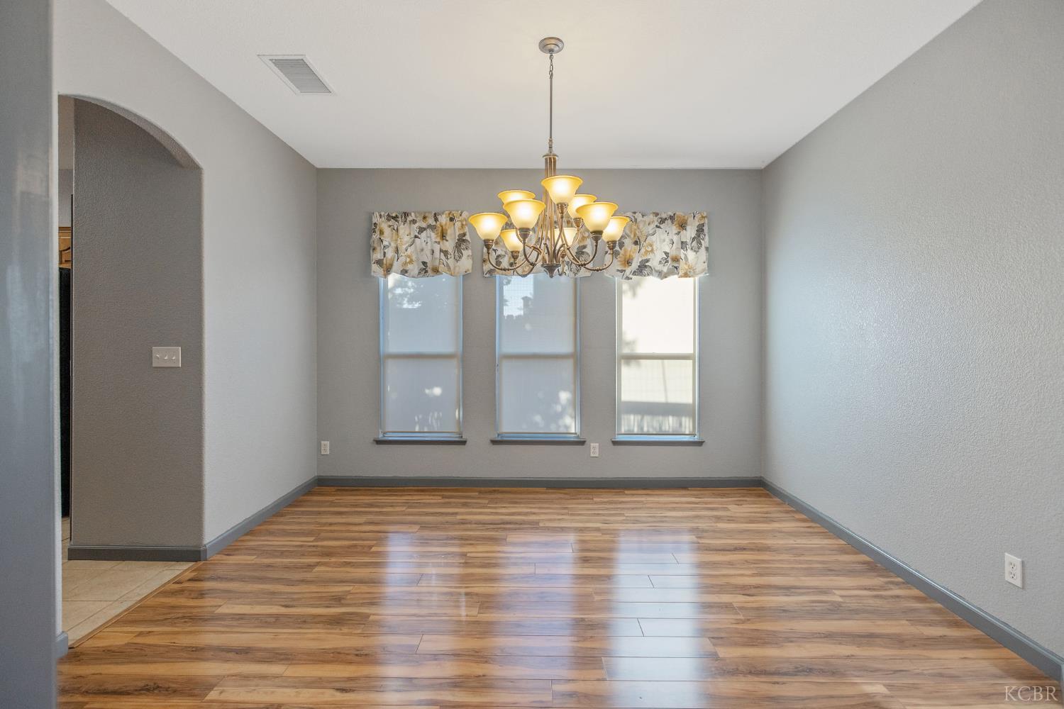 927 W Saffron St, Hanford, CA 93230