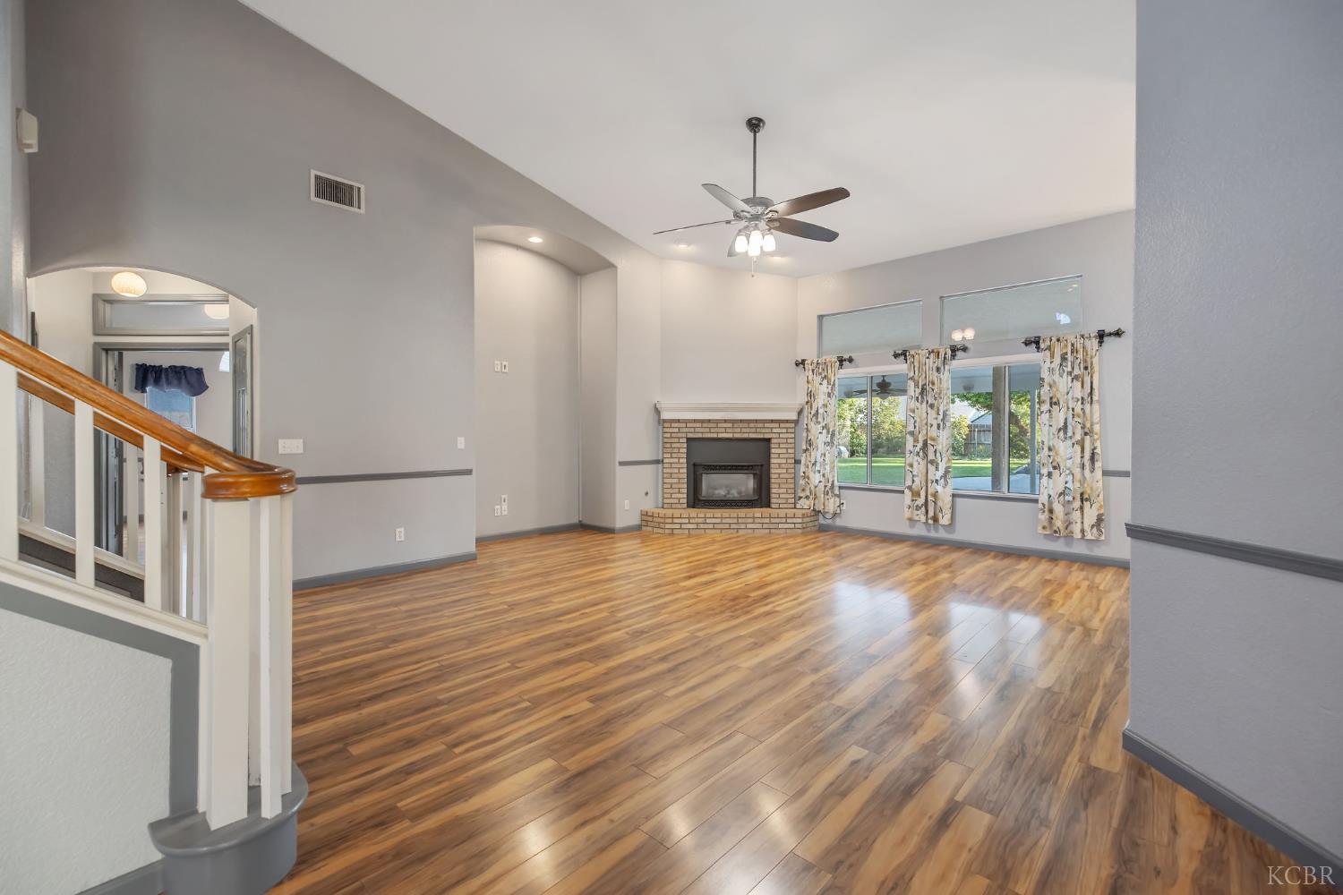 927 W Saffron St, Hanford, CA 93230