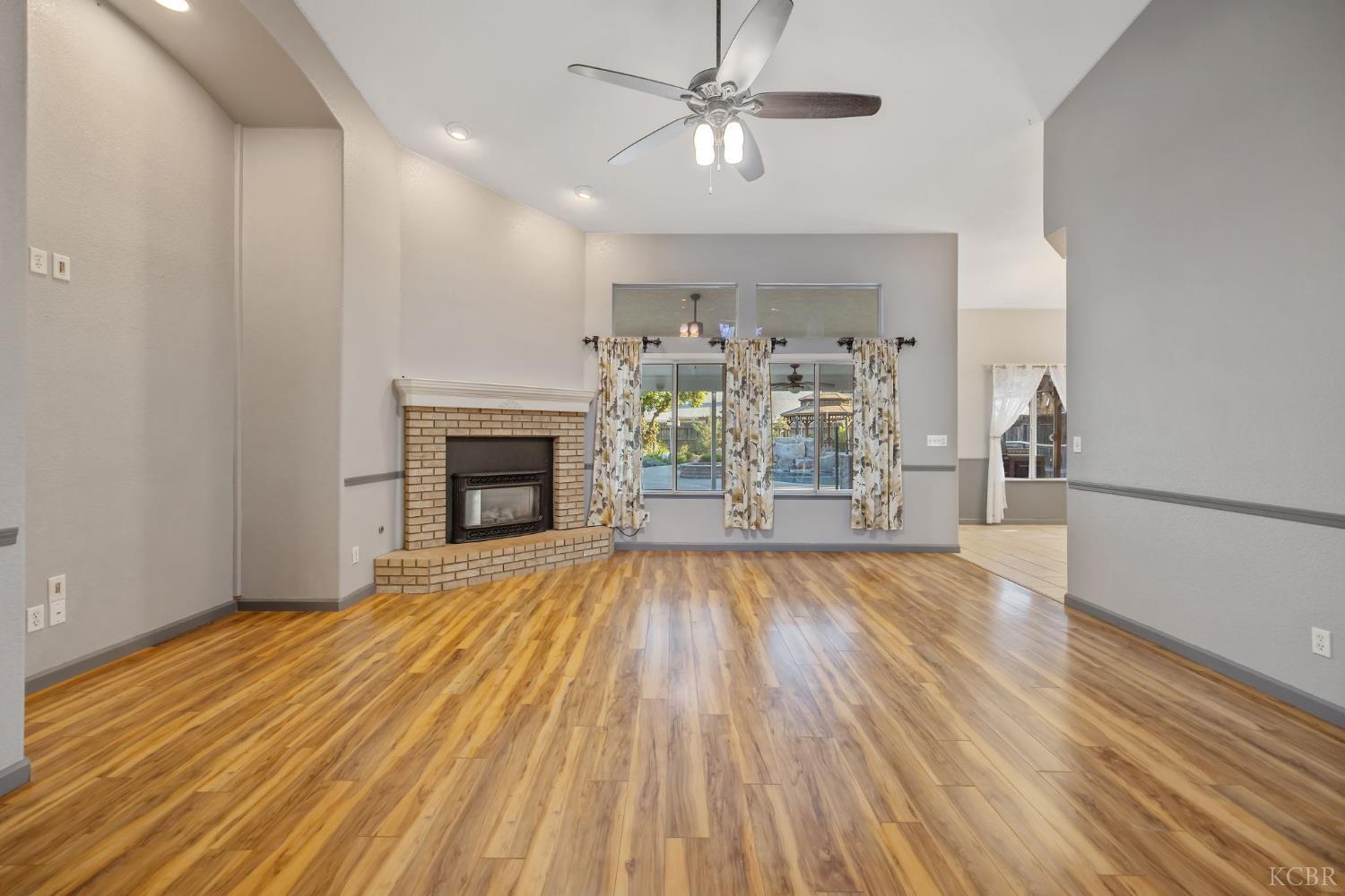 927 W Saffron St, Hanford, CA 93230