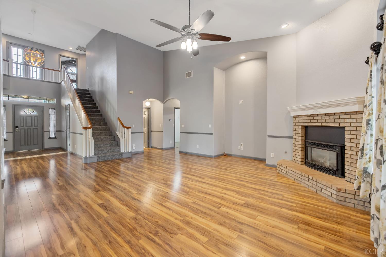 927 W Saffron St, Hanford, CA 93230