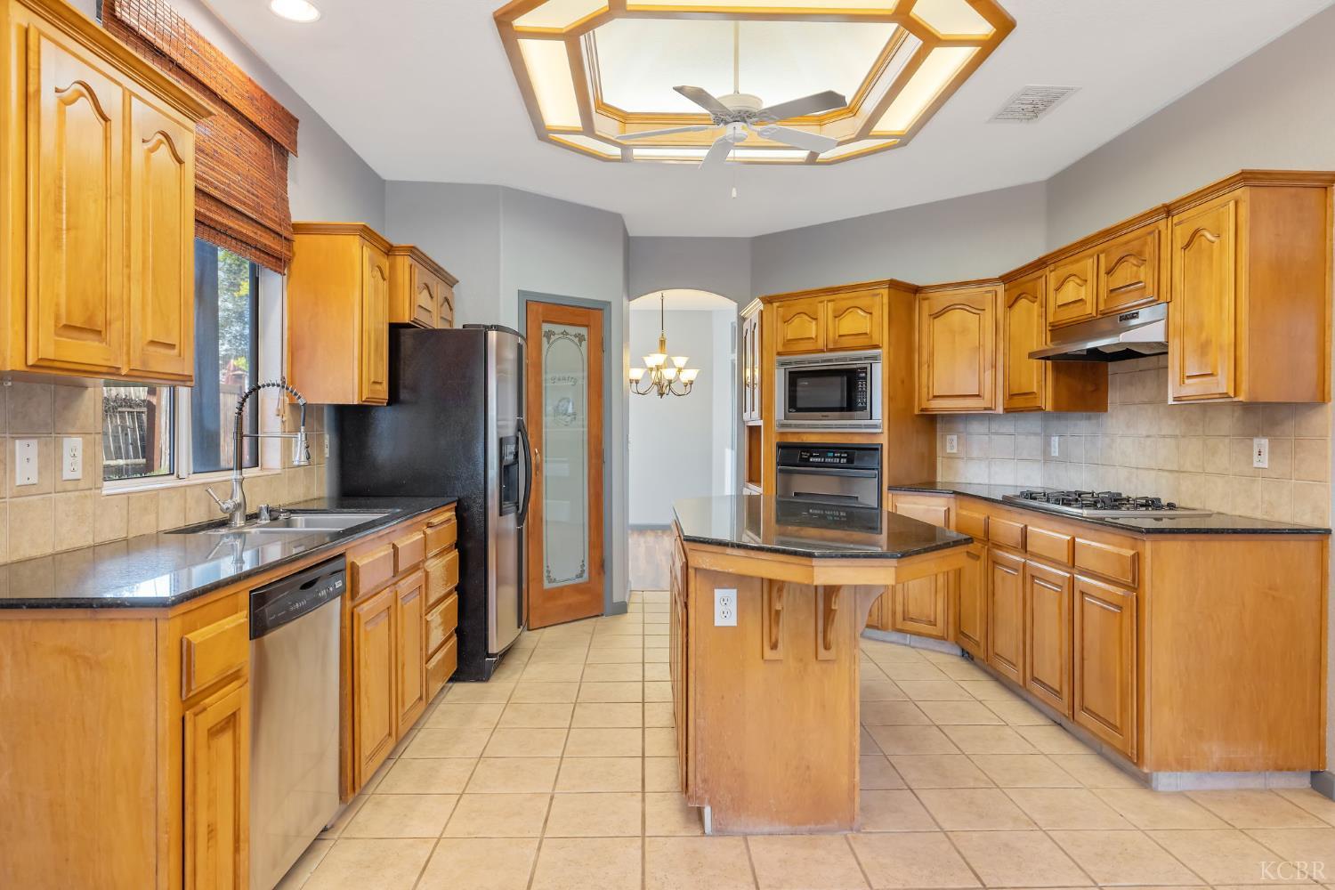 927 W Saffron St, Hanford, CA 93230