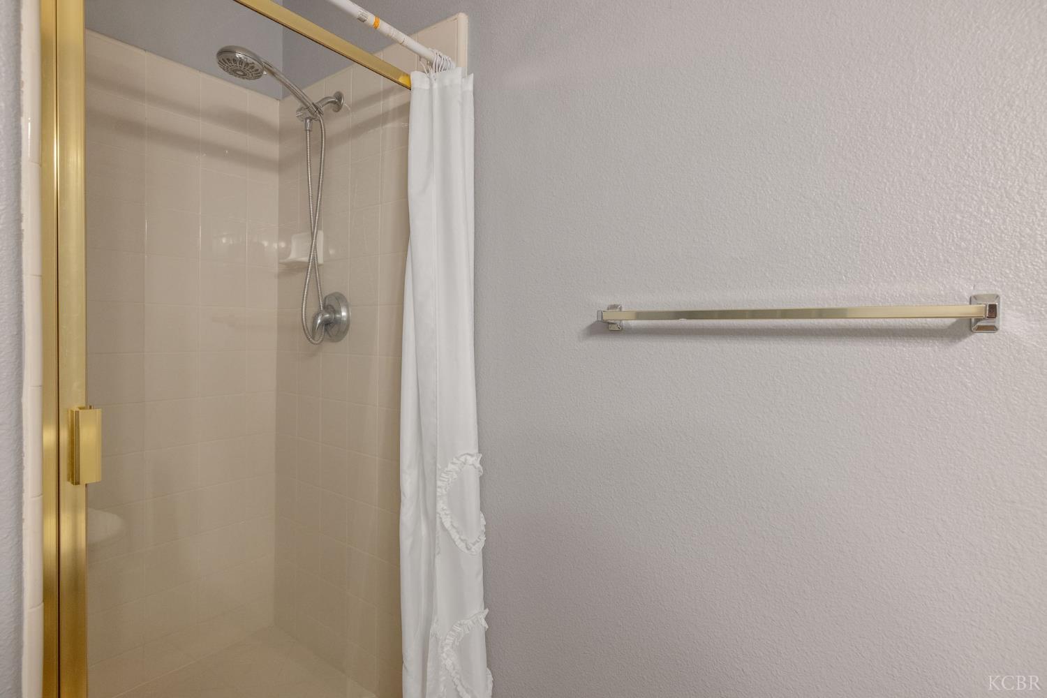 927 W Saffron St, Hanford, CA 93230