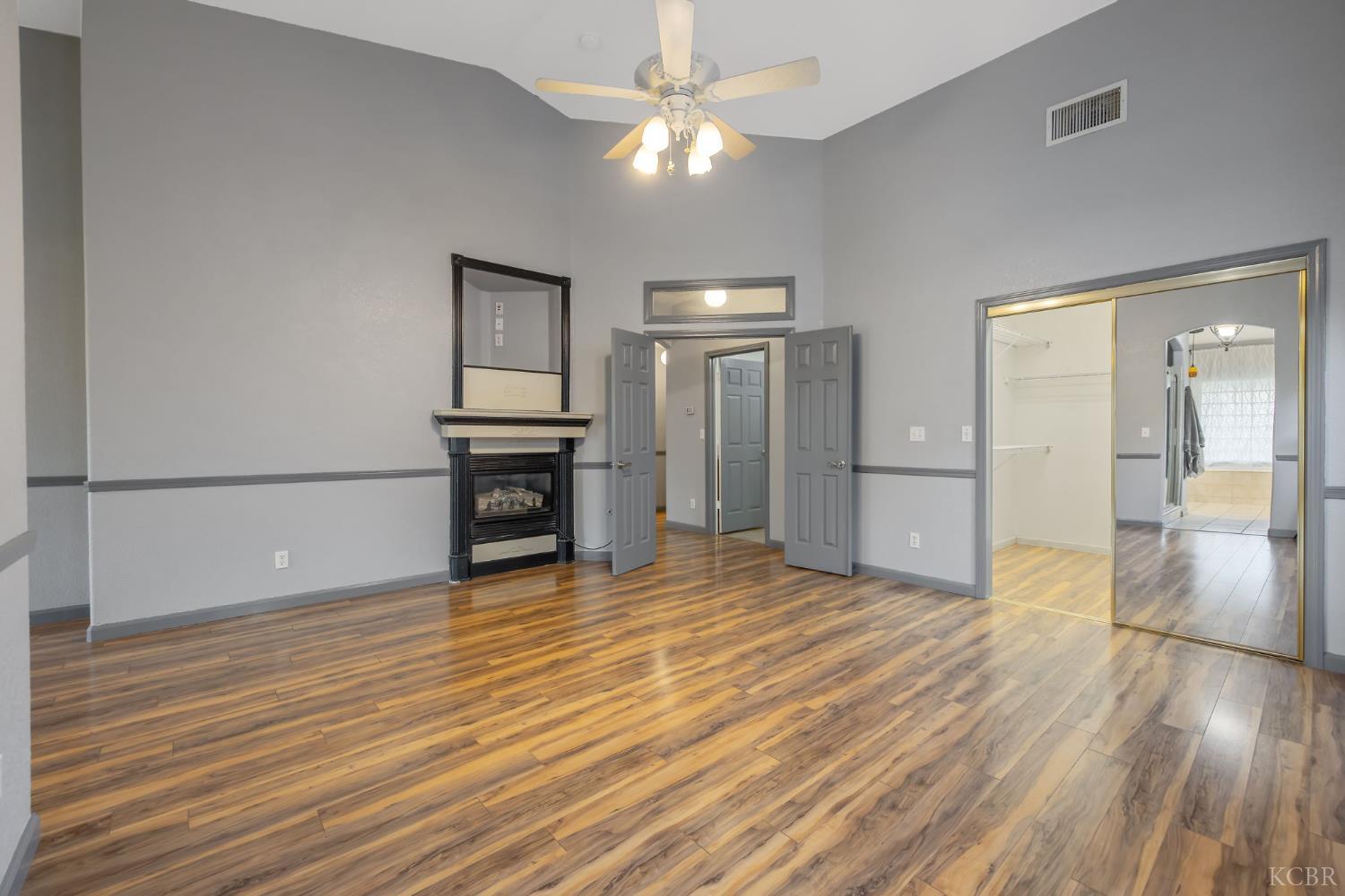 927 W Saffron St, Hanford, CA 93230