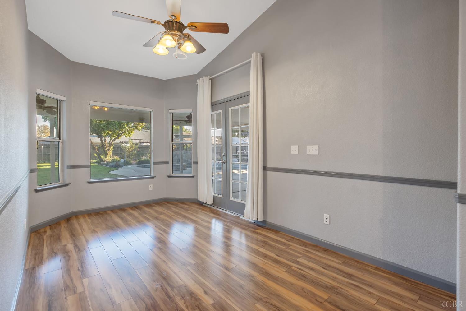 927 W Saffron St, Hanford, CA 93230