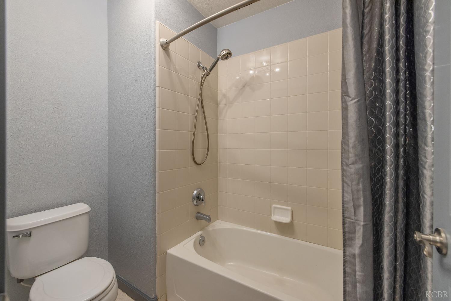 927 W Saffron St, Hanford, CA 93230