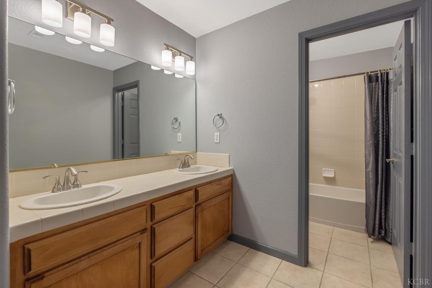 927 W Saffron St, Hanford, CA 93230