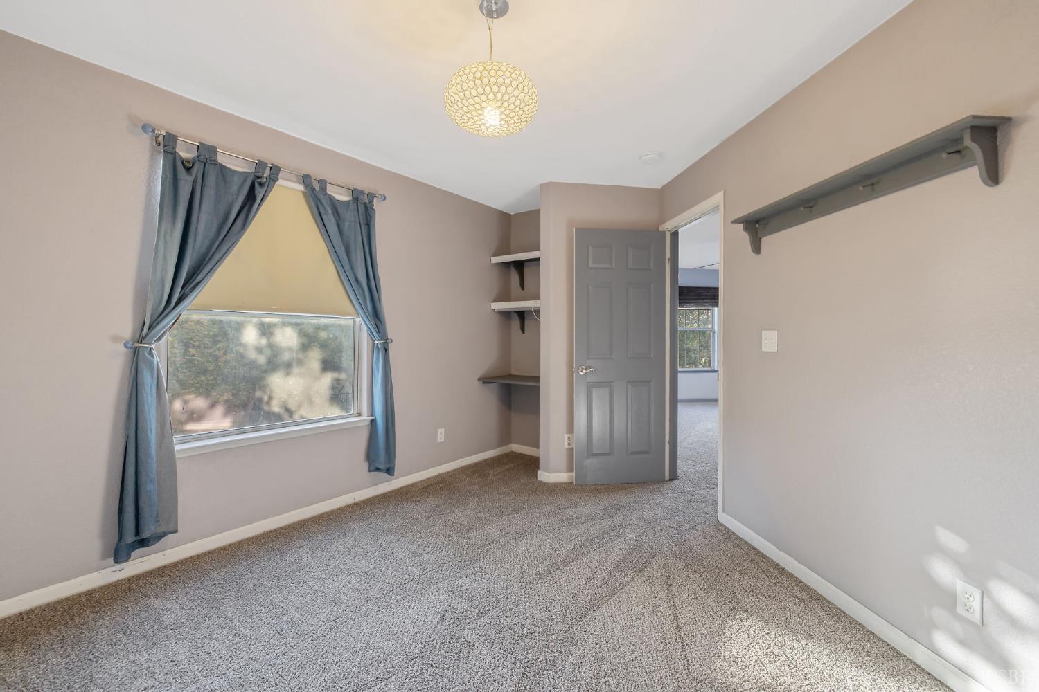 927 W Saffron St, Hanford, CA 93230