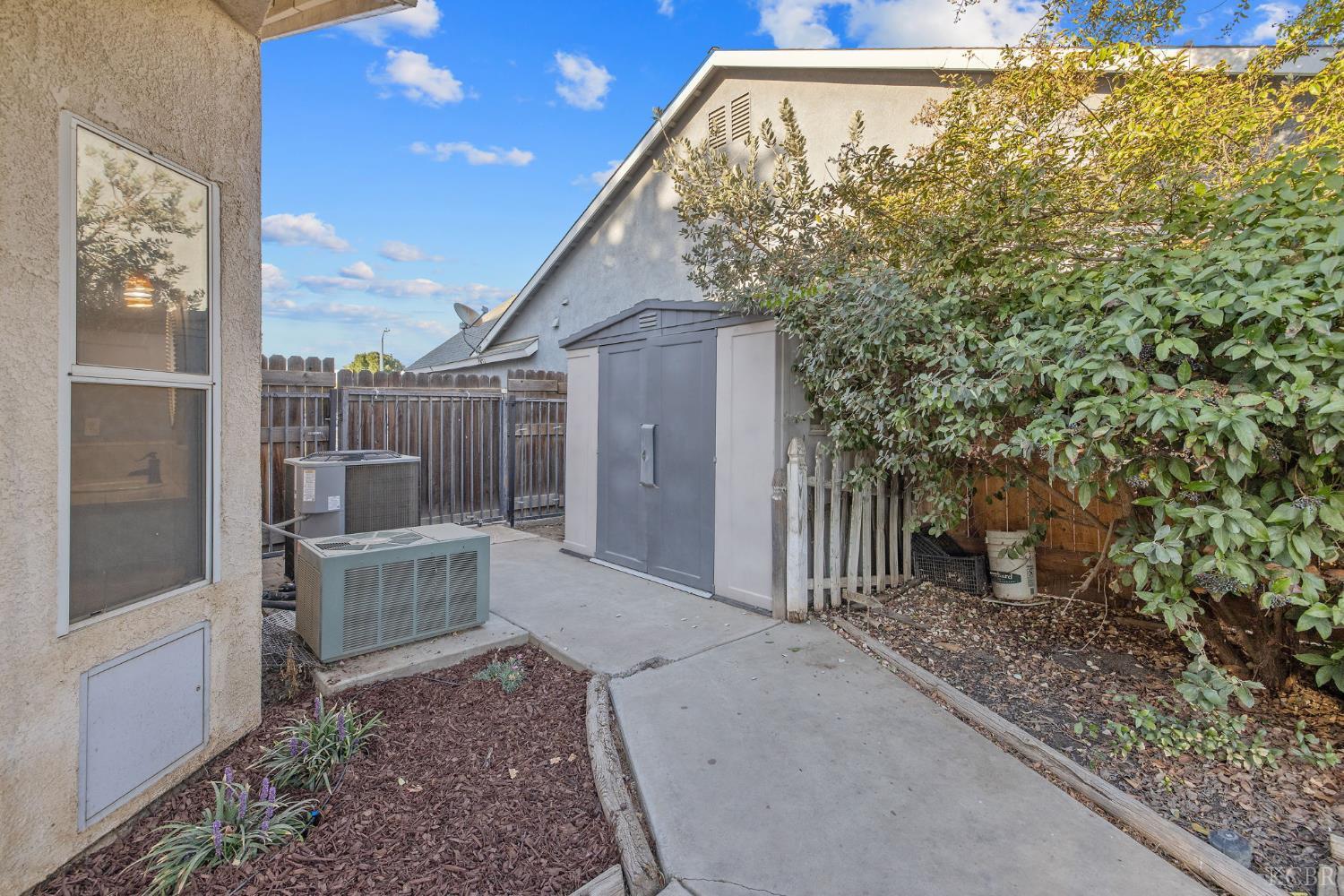 927 W Saffron St, Hanford, CA 93230