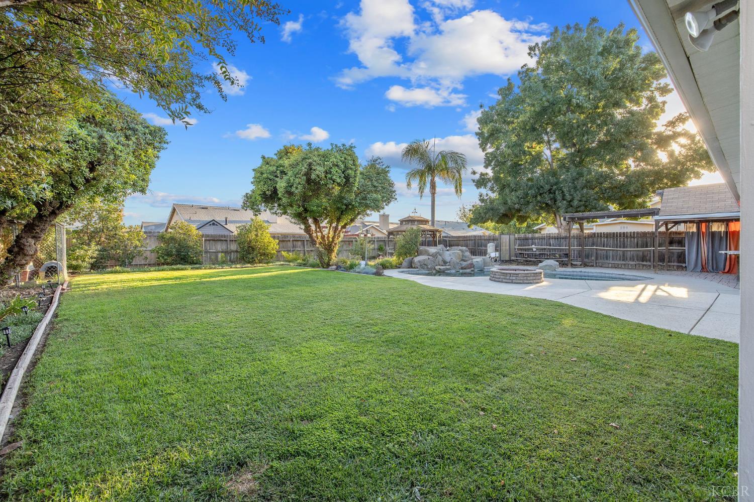 927 W Saffron St, Hanford, CA 93230