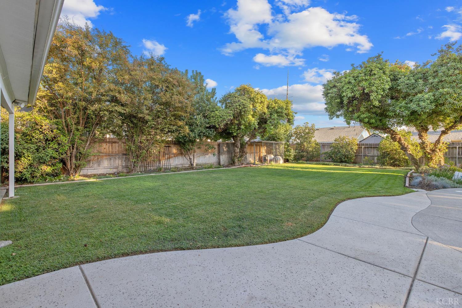 927 W Saffron St, Hanford, CA 93230