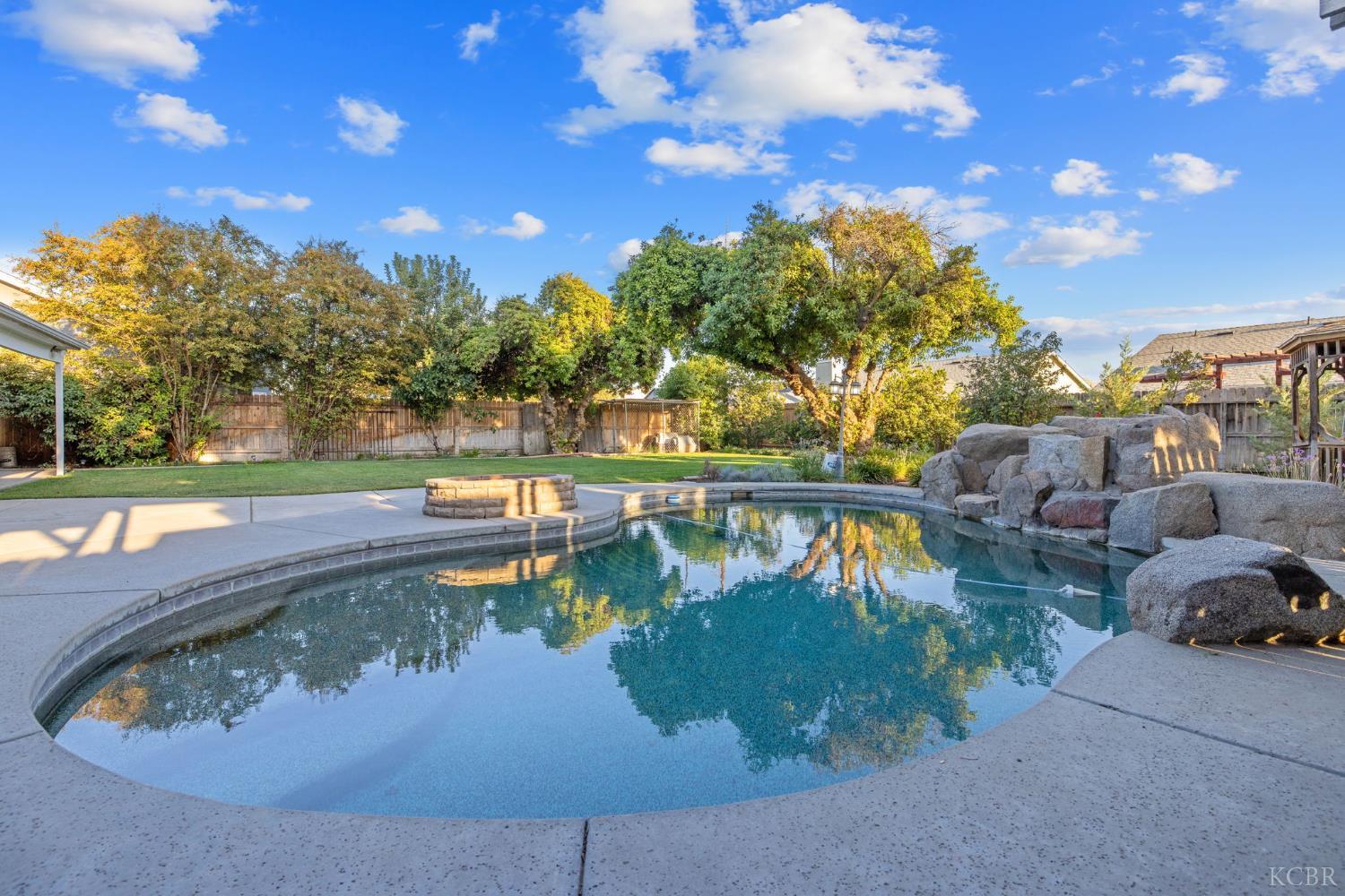 927 W Saffron St, Hanford, CA 93230