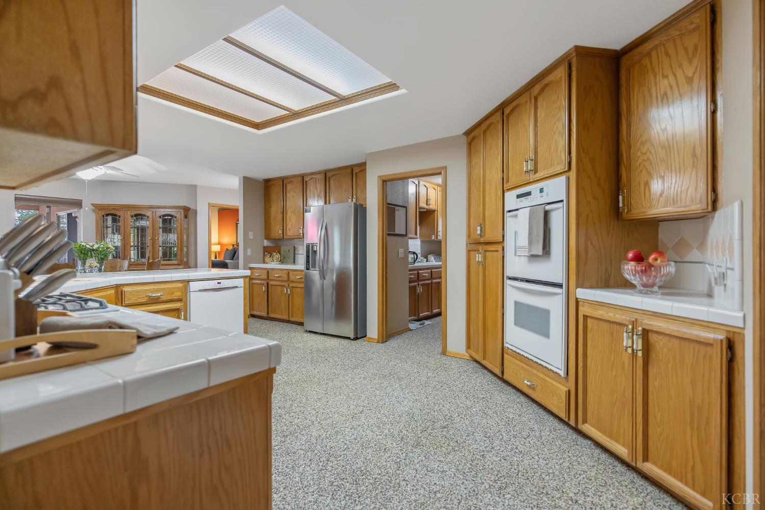 594 Diana Ct, Hanford, CA 93230