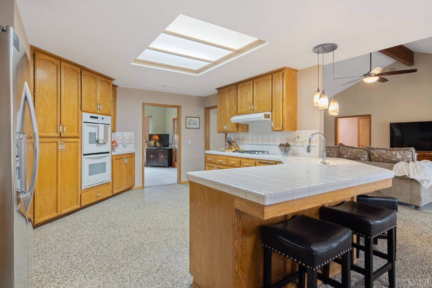 594 Diana Ct, Hanford, CA 93230