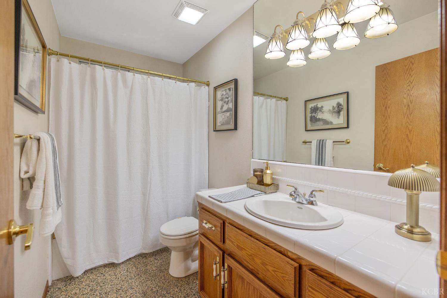 594 Diana Ct, Hanford, CA 93230