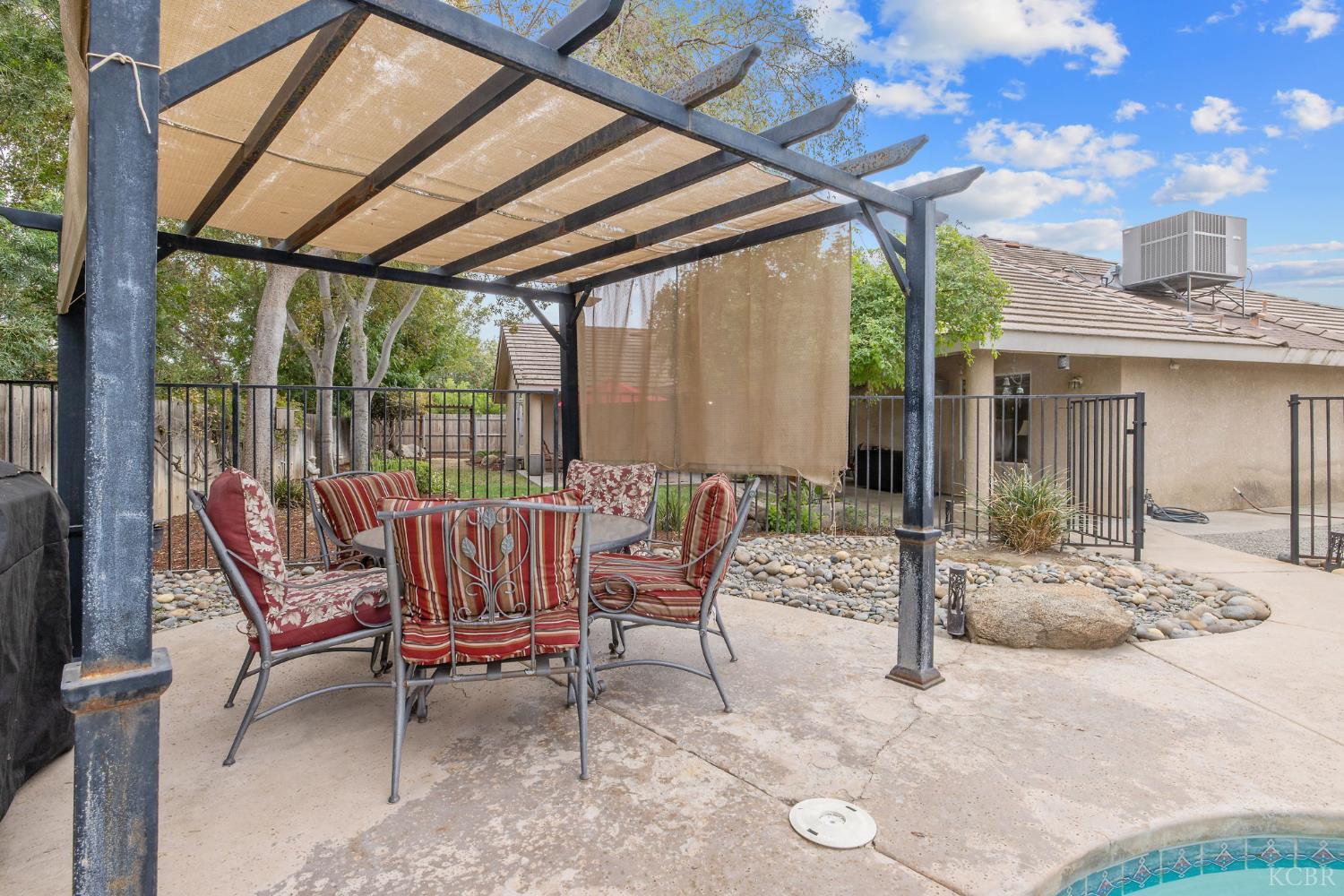 594 Diana Ct, Hanford, CA 93230